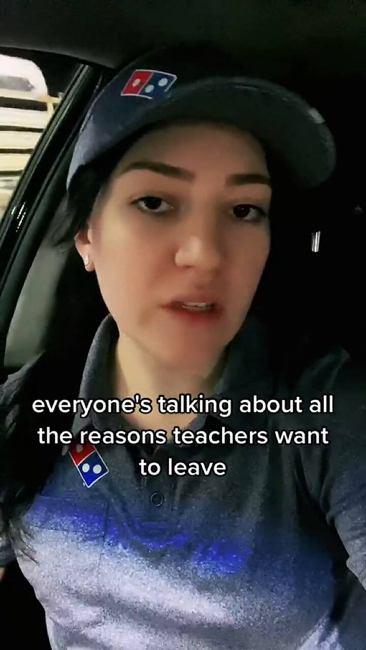 Una maestra debe repartir pizza porque su salario no le alcanza