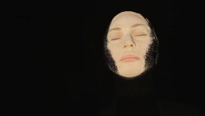 Lady Gaga con el anillo de inteligente creado por Intel y Federico Tuckey