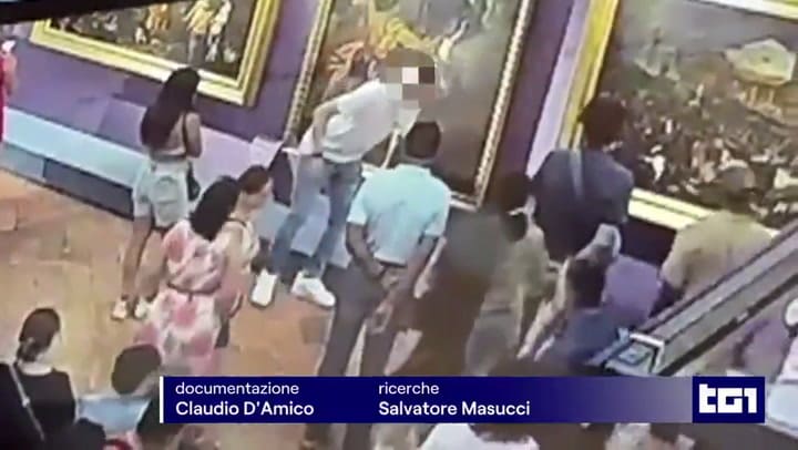 Así rompía el turista la obra de arte expuesta en la Galería de los Uffizi