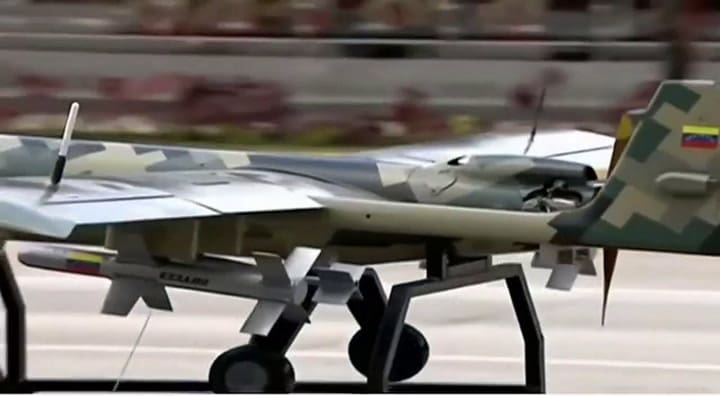 Durante un desfile militar se mostraron los drones iraníes de combate ensamblados en Venezuela