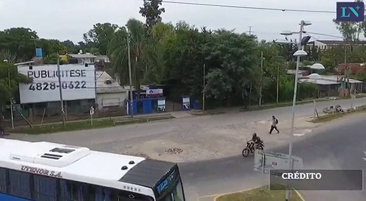 El primer colectivo que entra a Nordelta, desde el drone de LA NACION