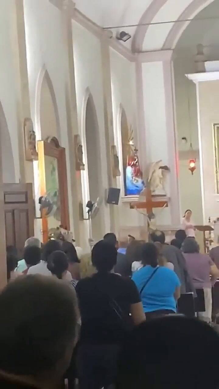 En México, un sacerdote empujó a un hombre para que se retirara del altar