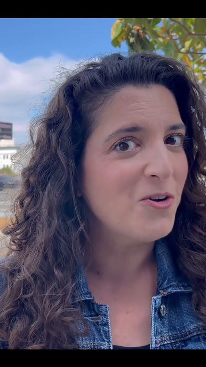 Una mujer en California se cansó de tener citas malas, así que ahora busca el amor con ayuda de vallas publicitarias