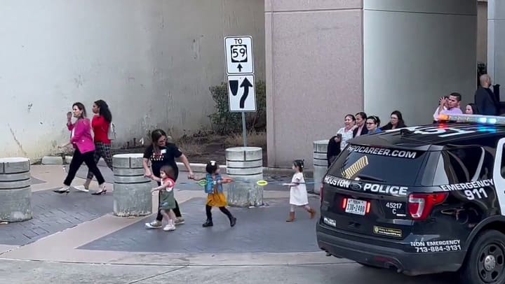 Tiroteo en Texas: una mujer ingresó armada a una megaiglesia, disparó contra los feligreses y fue abatida por la Policía 2