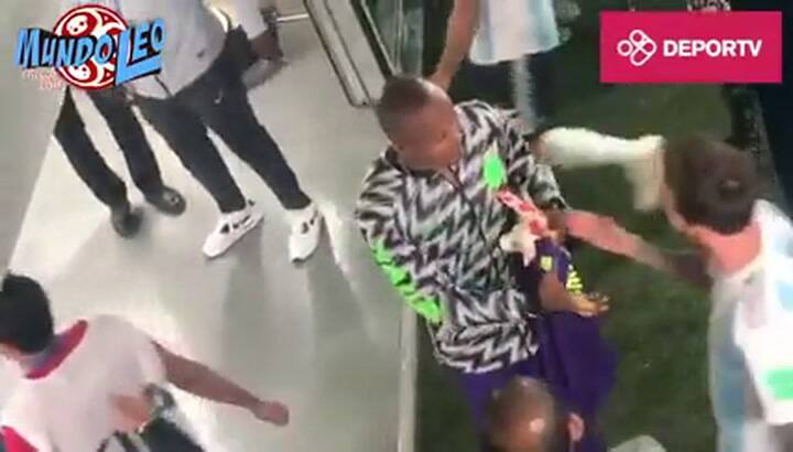 Ikechukwu Ezenwa, el tercer arquero de Nigeria, se quedó con la camiseta de Messi - Fuente: DeporTV