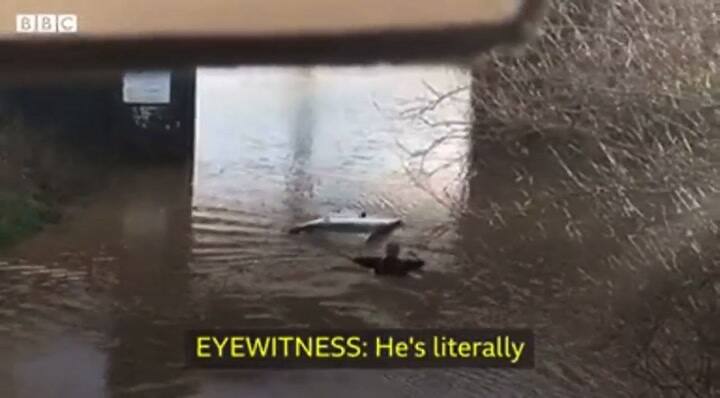 Rescatan a una pareja de ancianos encerrados en su auto bajo el agua por dos horas (Fuente: BBC)
