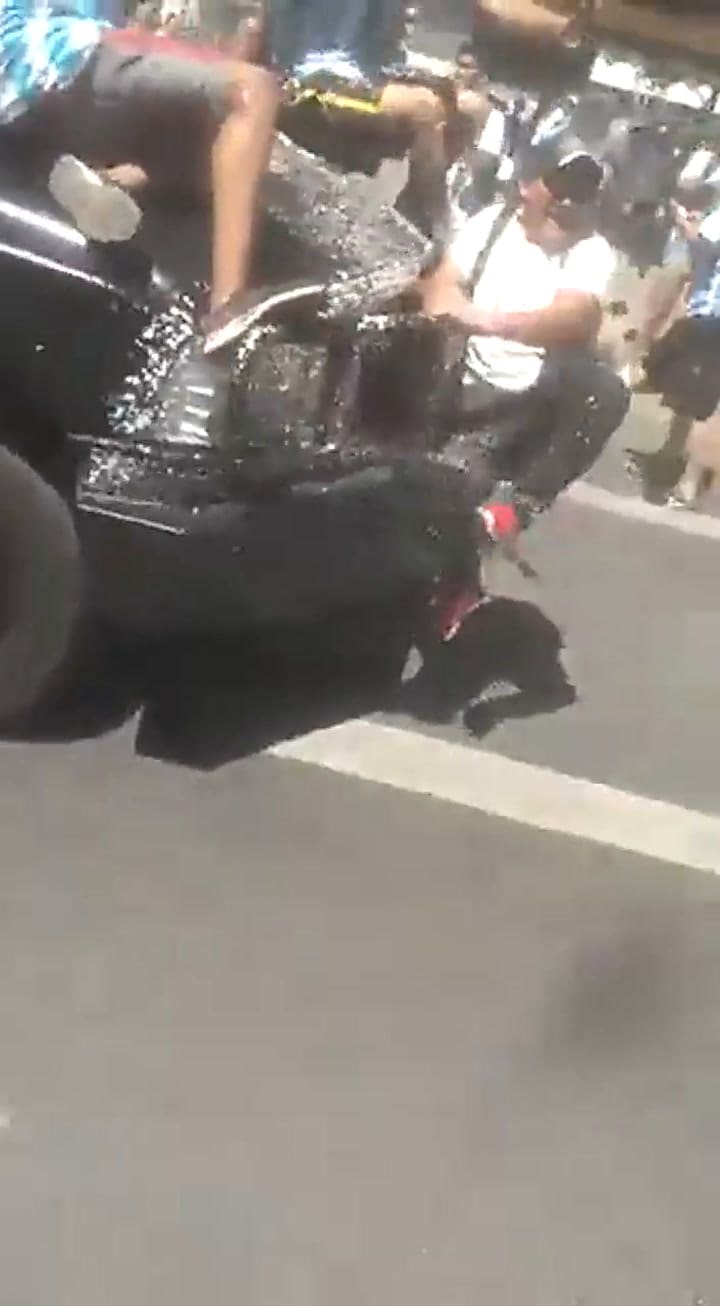 Un patrullero de la Policía de la Ciudad fue vandalizado durante los festejos