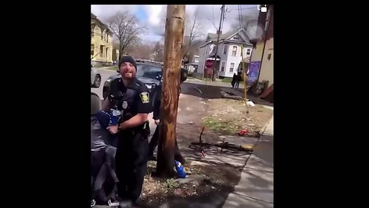 La conducta de los oficiales de Syracuse con un niño desató críticas y un sumario interno