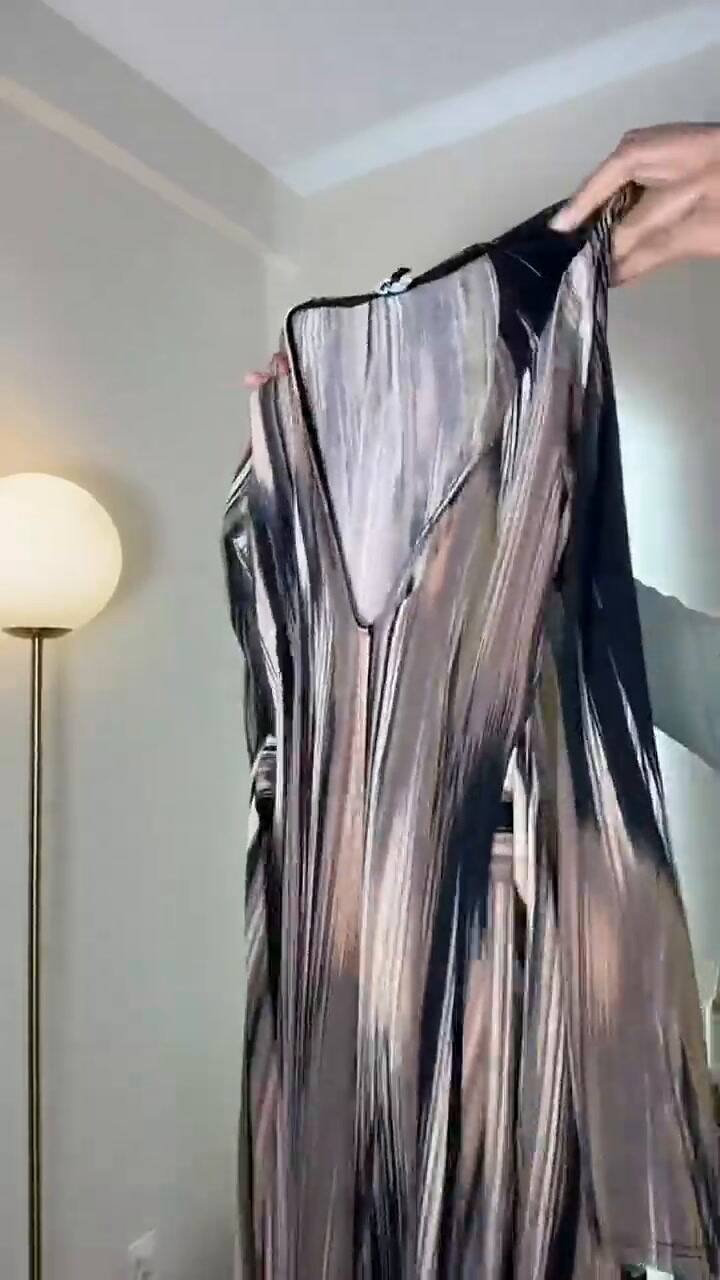 Una influencer se compró el mismo vestido para demostrar el “engaño”