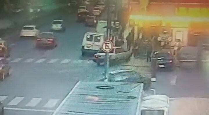 Hizo una mala maniobra y se incrustó contra una pizzería de Lanús