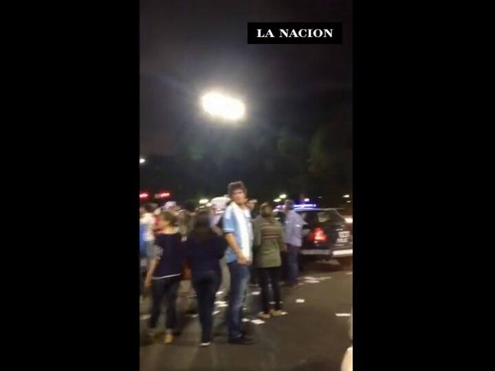 Elecciones 2015: Mauricio Macri salió al balcón de su casa a saludar a la gente