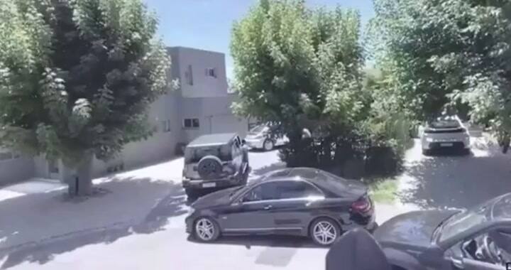 Un hombre rompe con un palo de golf un Mercedes Benz mal estacionado en un country