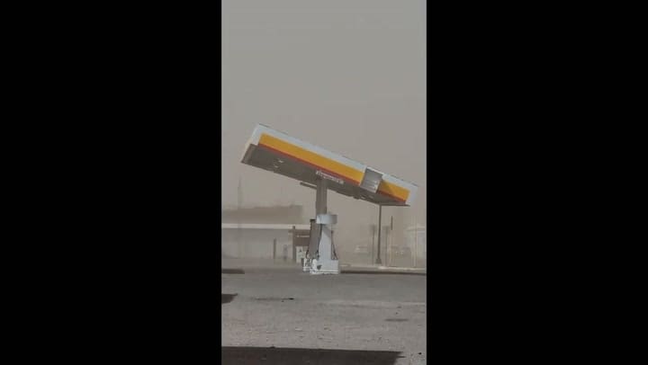 El estremecedor momento en que una ráfaga de viento le arranca el techo a una estación de servicio
