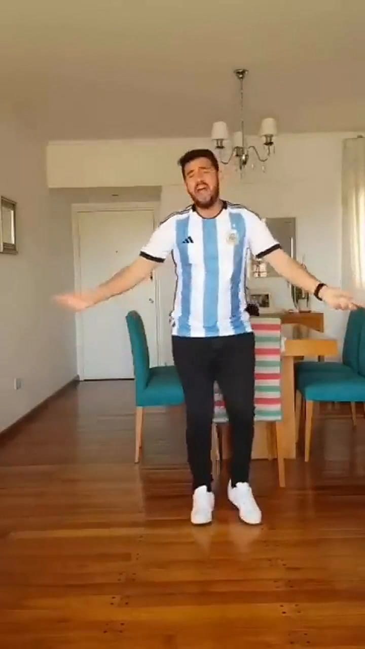 El desopilante baile viral de Tato Aguilera con la camiseta de la Argentina