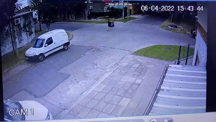 El momento en el que una mujer abandona a una beba recién nacida dentro de una bolsa de basura