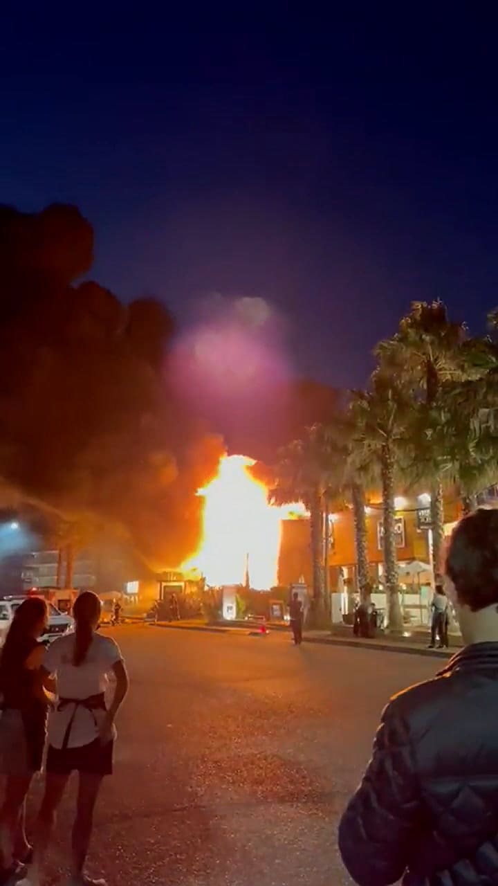 Así fue el incendio en el local de Manantiales