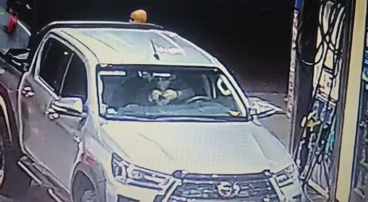 El sospechoso captado por una cámara de seguridad con un rosario robado a una víctima