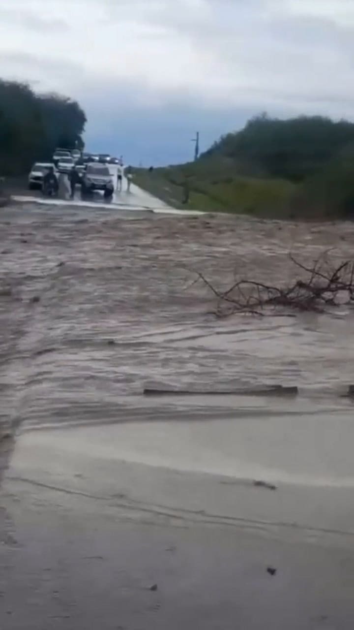 Al agua subió más allá del lecho del río