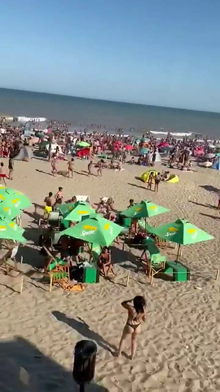 Un helicóptero de la Policía sobrevoló a bajo vuelo las playas de Villa Gesell
