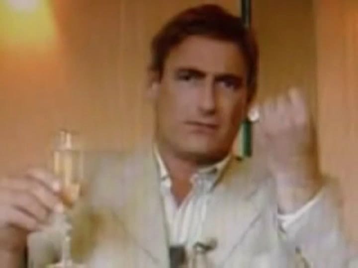 Fernando Peña interpretando a su personaje radial Martín Revoira Lynch - Fuente: Youtube