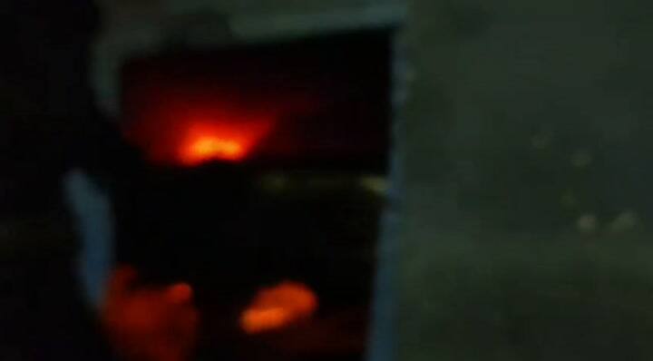 Se prendió fuego una gomería con varios autos adentro en Flores