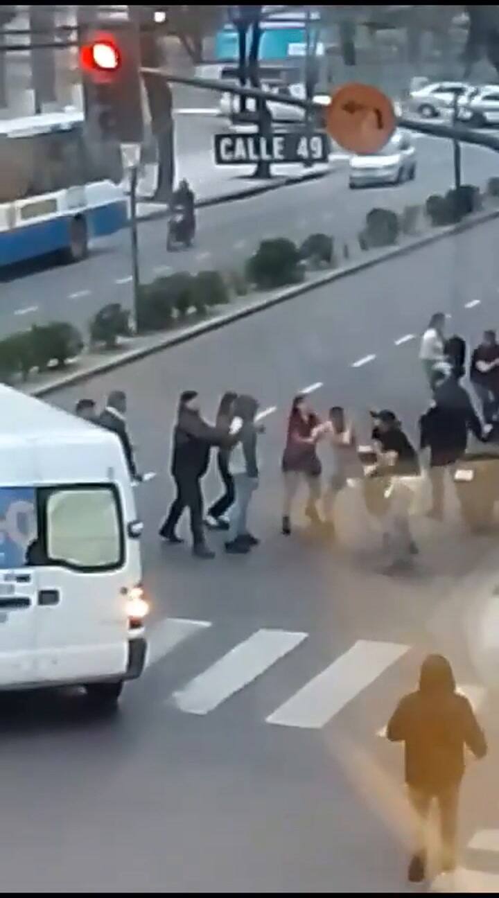 La Plata: una pelea callejera generó un caos en la esquina trágica de 7 y 49
