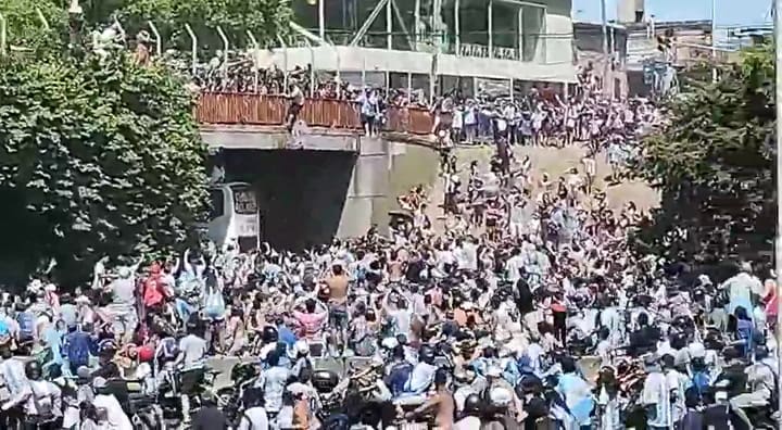 Dos hinchas quisieron satar de un puente al colectivo de la selección