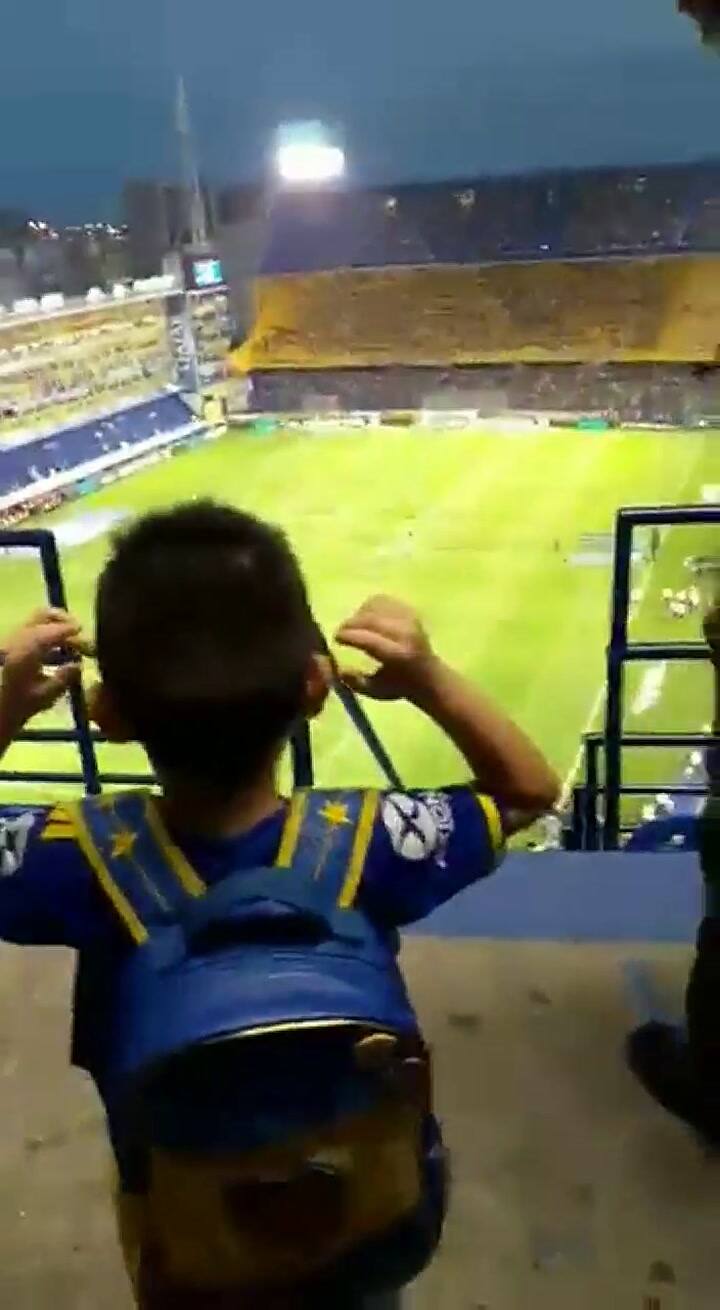 Así reaccionó un chico tucumano al conocer La Bombonera