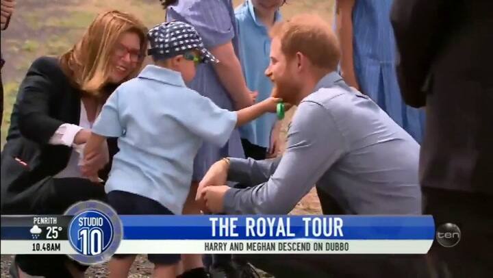 El momento en que el niño acaricia la barba del Príncipe Harry - Fuente: Twitter