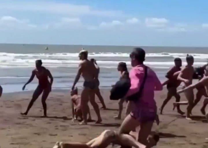 Una competencia entre guardavidas de la costa terminó en una batalla campal