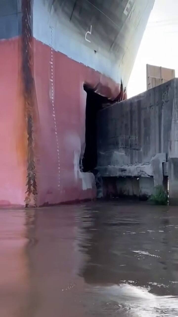 gif of Así quedó el buque que chocó contra el puente Zárate-Brazo Largo