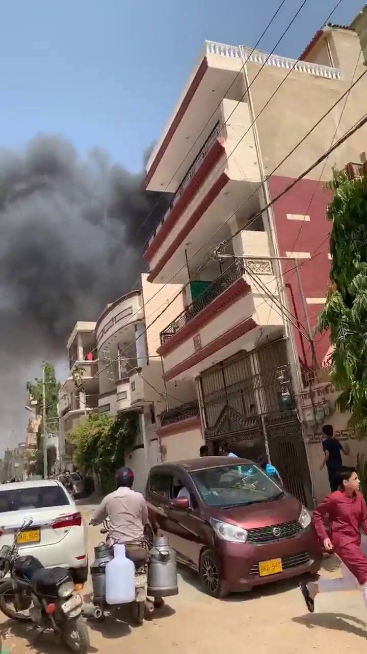 Cayó un avión con 107 personas a bordo en una zona residencial cerca del aeropuerto de Karachi