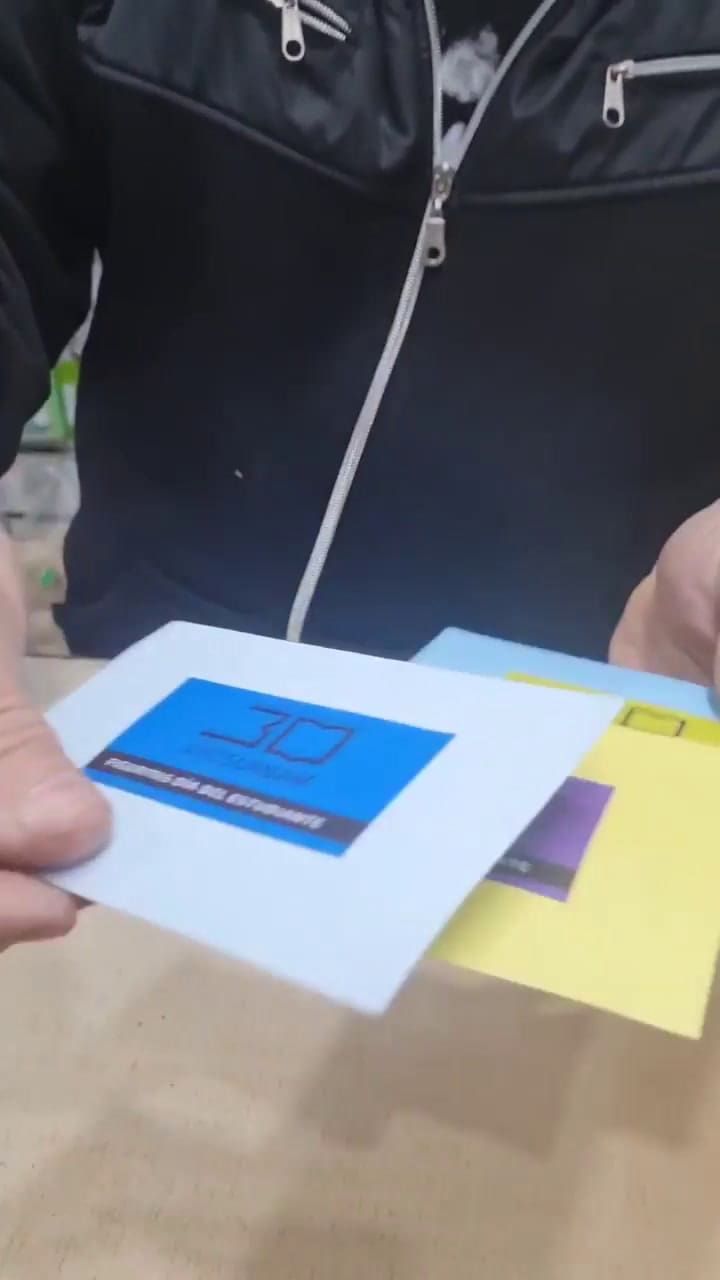 El acting de un quiosquero para sumarle un aditivo a la movida de las figuritas en la UNSAM