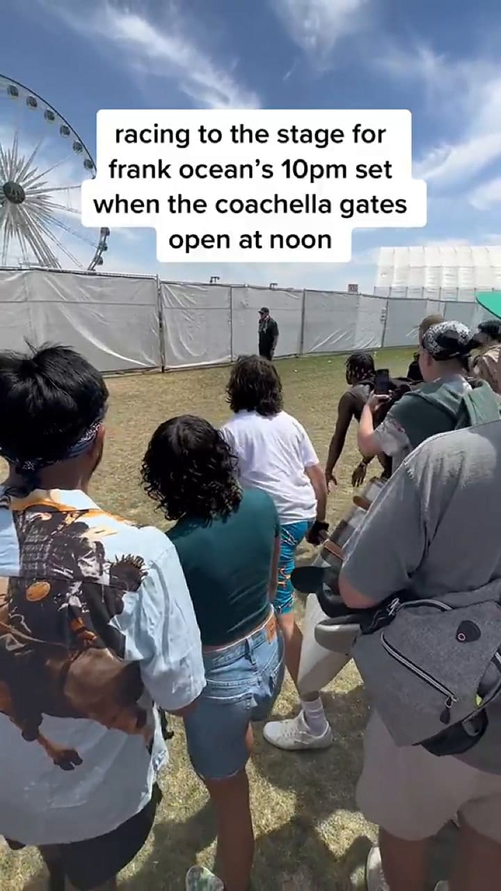 Una gran multitud de personas corrió frenéticamente al escenario donde se presentaría Frank Ocean