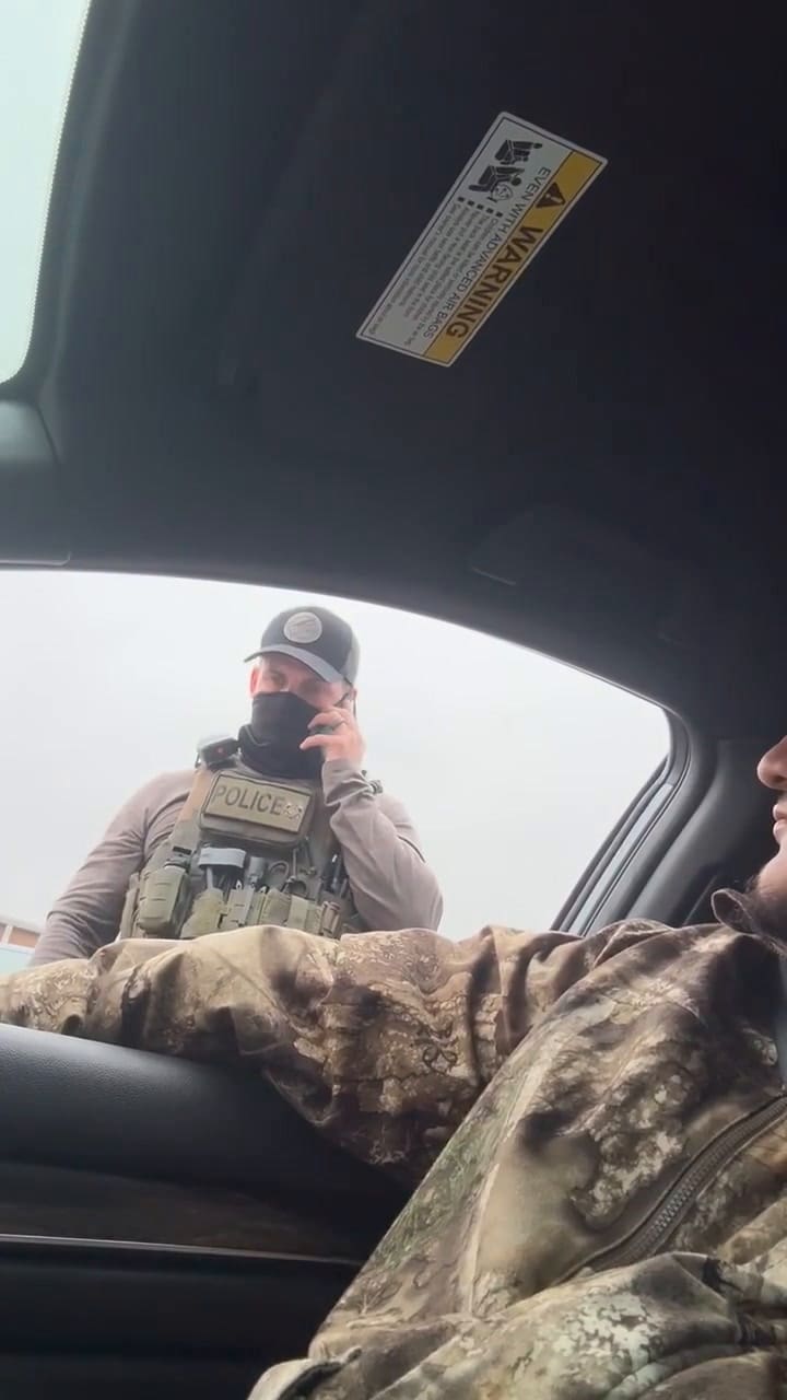 Hermanos ciudadanos de EE.UU. de origen latino, intentan ser detenidos por el ICE