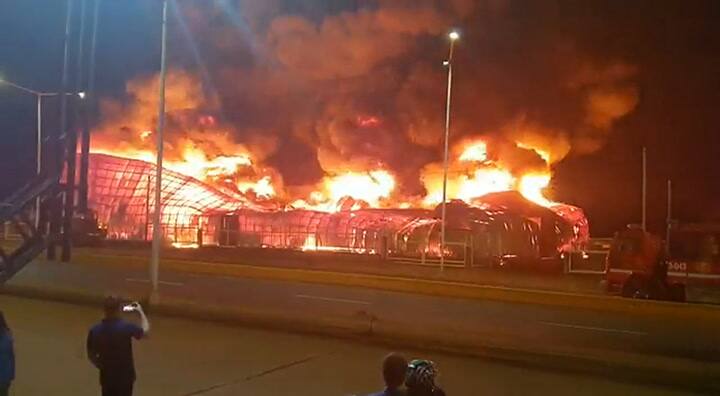 Incendio consume los depósitos de la Aduana en las afueras de Posadas