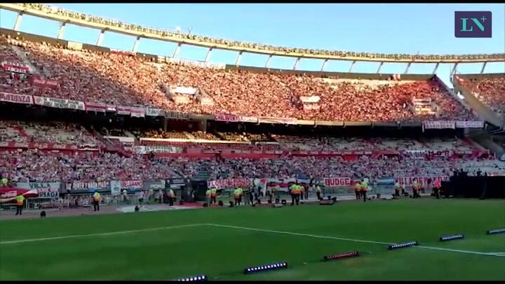 En un Monumental repleto, los hinchas de River aguardan la llegada del plantel campeón de América -