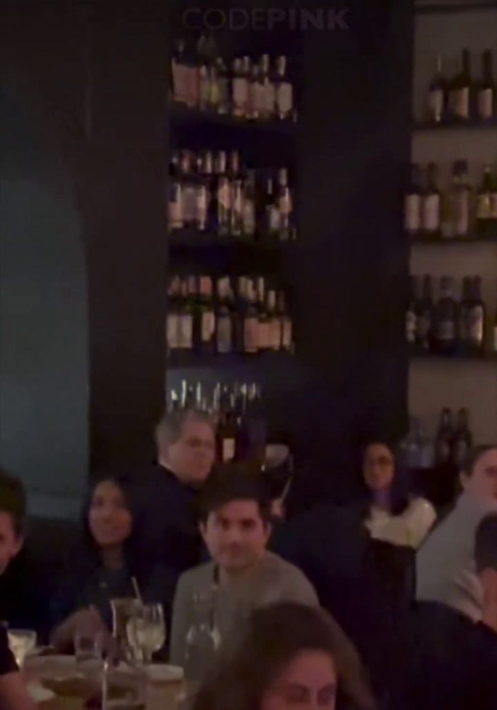 Escrachan a Scott Bessent en un restaurante