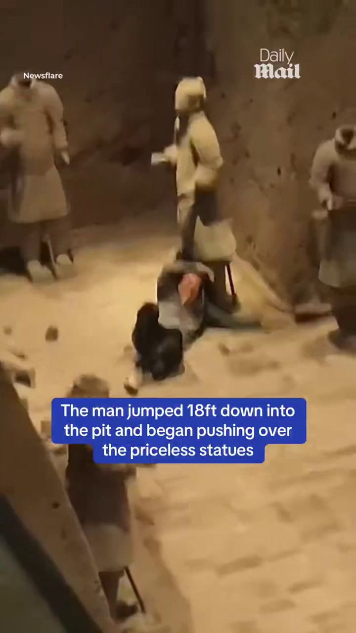 Los destrozos del turista en el museo de China