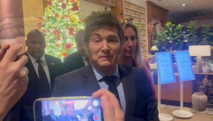 Javier Milei sale del hotel West Palm Beach para reunirse con Donald Trump en Mar-a-Lago