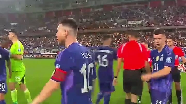 El arbitro le pidió la camiseta a Messi