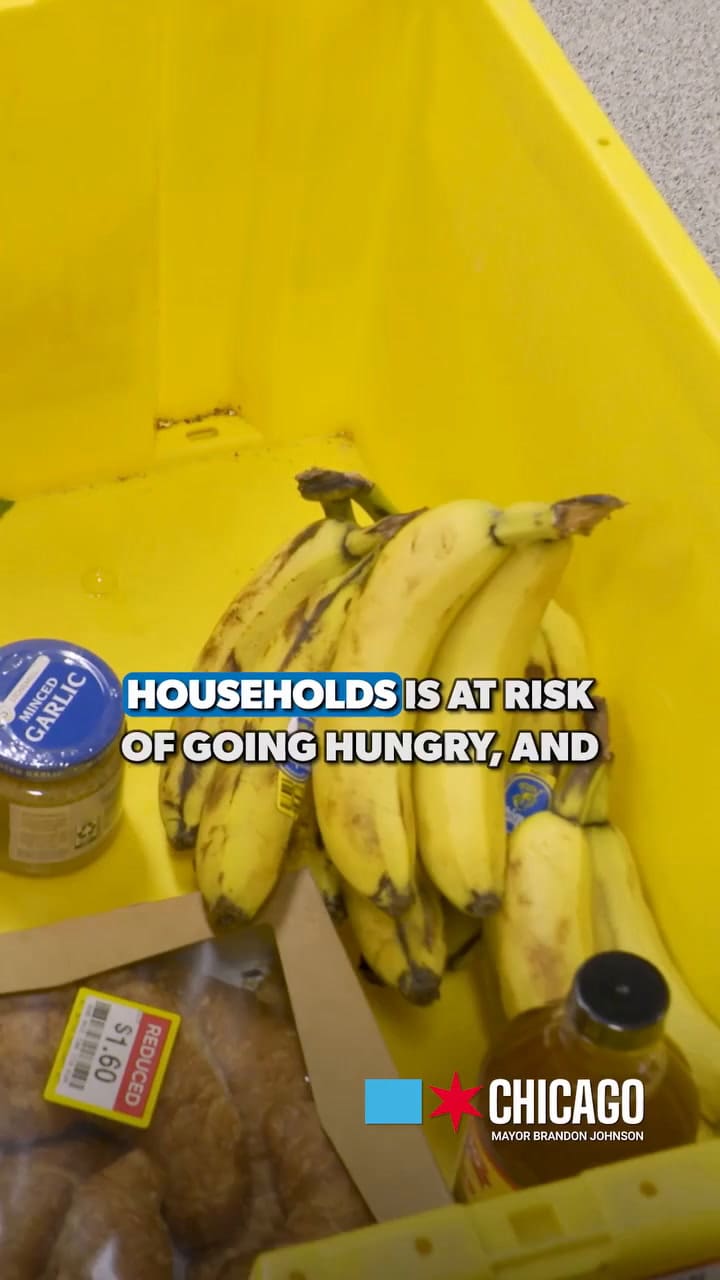 El pedido del alcalde de Chicago para que las familias visiten los centros de comida gratis