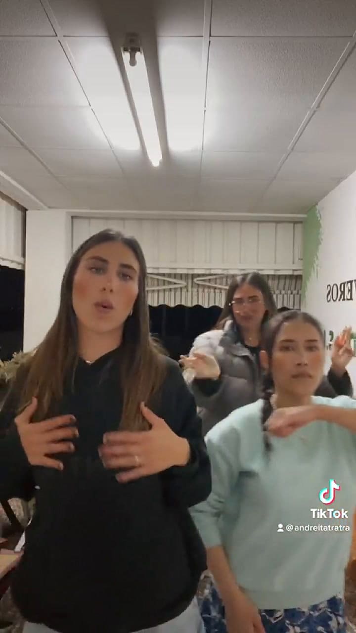 El momento en el que casi se le quema el pelo