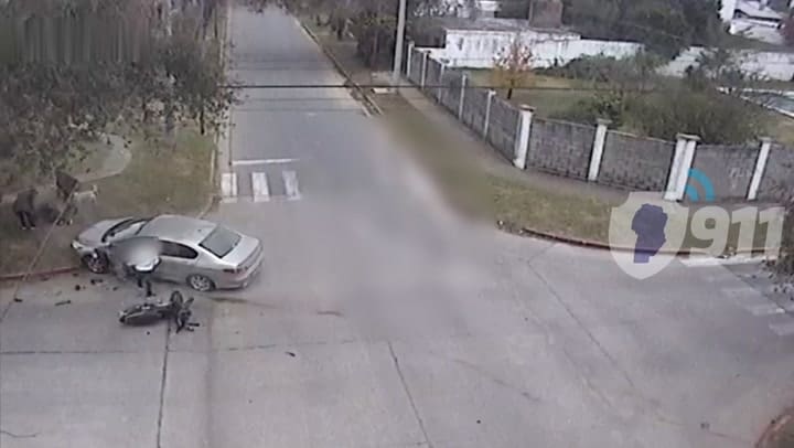 Brutal choque de un auto con una moto en Córdoba Capital