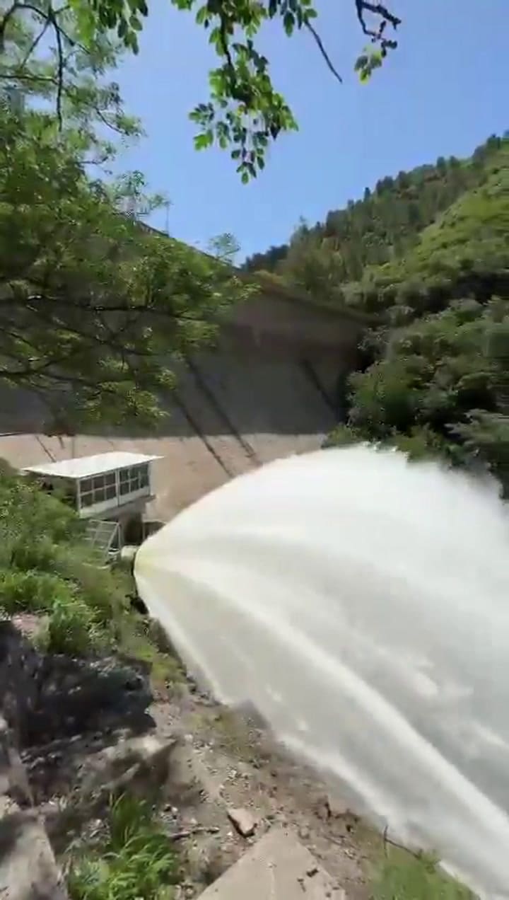 Un espectacular fenómeno: abieron las válvulas del dique San Roque y se formó "la cola de novia"