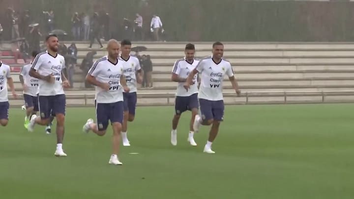 La selección se entrenó en Barcelona bajo la lluvia - Fuente: Télam