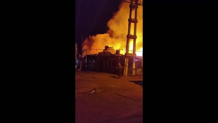 Voraz incendio en una maderera de Moreno