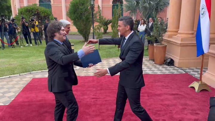 Javier Milei en el Palacio de Gobierno de Paraguay con Santiago Peña