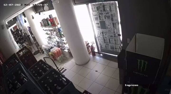 En Córdoba: a golpes de puño, obligó a los ladrones a que se fueran de una vinoteca