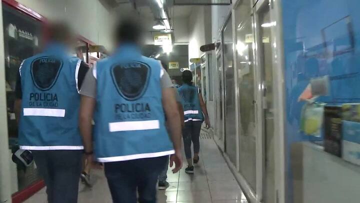 Allanamiento a depósitos de manteros - Fuente: Policía de la Ciudad